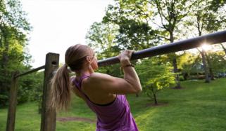 خاتون پولیس افسر کا عالمی ریکارڈ، ایک گھنٹے میں 733 پل اپس کر کے حیران کردیا