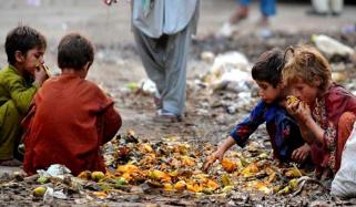 پاکستان: غربت کی لکیر کے نیچے زندگی گزارنے والوں کی تعداد 45 فیصد تک جا پہنچی