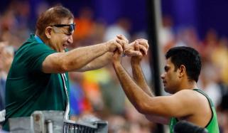 حکومت کا کوچ سلمان بٹ پر پابندی کا نوٹس، اعلیٰ سطح کی انکوائری کا حکم