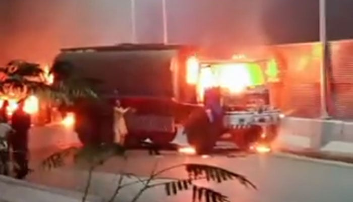 کراچی: لیاقت آباد، ملیر میں ٹرک کی ٹکر سے 2 افراد جاں بحق