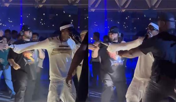 بھارت میں امریکی گلوکار کو دورانِ کنسرٹ اسٹیج سے اترنا مہنگا پڑ گیا