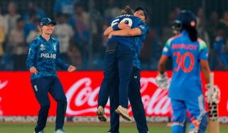 ویمن ورلڈ کپ: انگلینڈ نے بھارت کو ہرا کر سیمی فائنل میں جگہ بنالی