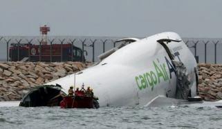 ہانگ کانگ، طیارہ لینڈنگ کے دوران پھسل کر سمندر میں جاگرا، 2 افراد ہلاک