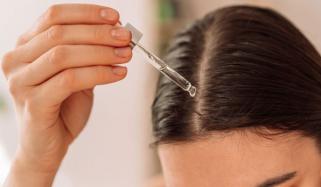 بالوں میں یہ تیل لگائیں، بھاری پن اور چکناہٹ بھول جائیں