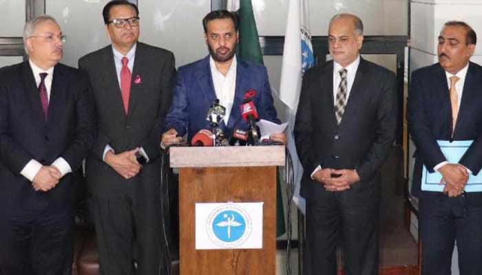 وزیر صحت مصطفیٰ کمال پی ایم اینڈ ڈی سی ہیڈ آفس میں پریس کانفرنس کرتے ہوئے۔