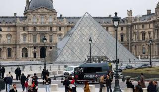 پیرس کے لوور میوزیم میں انوکھی ڈکیتی کی واردات، ڈاکو 7 منٹ میں قیمتی زیورات لے اڑے