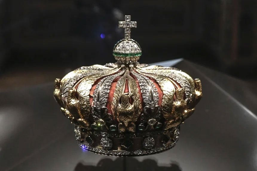 ملکہ یوجینی کا تاج جو چوری کے دوران گر گیا — تصویر بشکریہ غیر ملکی میڈیا