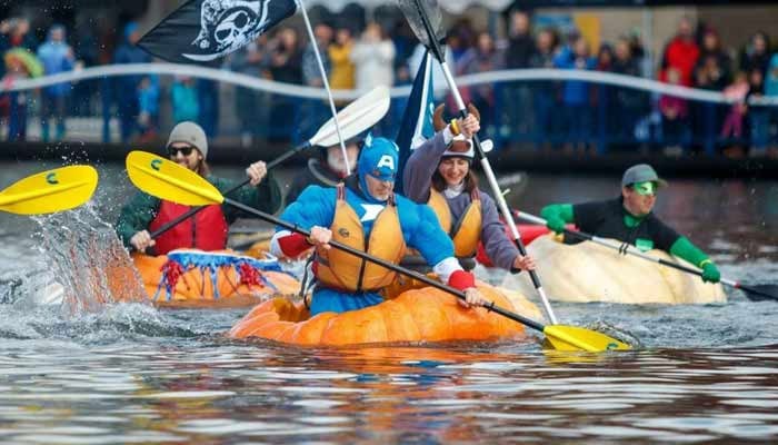 دیو ہیکل کدوؤں کو کشتیوں میں تبدیل کر کے منفرد ریس