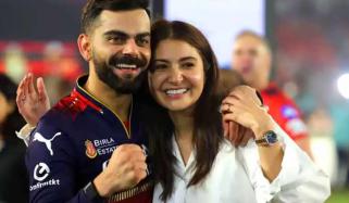 کوہلی کی ناقص کارکردگی کی ذمہ دار انوشکا کیوں؟