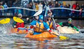 دیو ہیکل کدوؤں کو کشتیوں میں تبدیل کر کے منفرد ریس