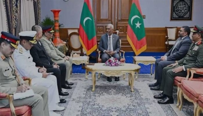 جنرل ساحر شمشاد مرزا مالدیب کے صدر محمد معیزو، وزیر دفاع محمد غسان مامون اور ڈیفنس چیف میجر جنرل ابراہیم حلمی سے ملاقات کر رہے ہیں(تصویر سوشل میڈیا)۔