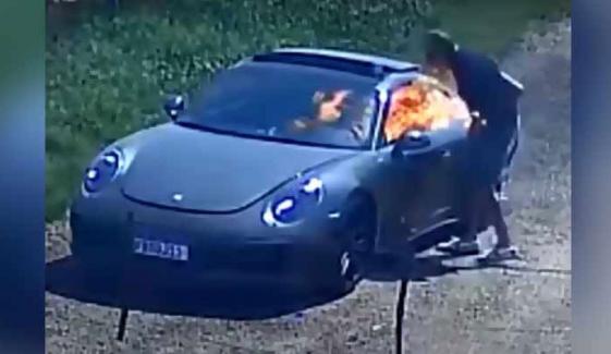 برازیلین شہری نے انشورنس کی رقم کیلئے لگژری گاڑی کو آگ لگادی، کیمرے نے بھانڈا پھوڑ دیا