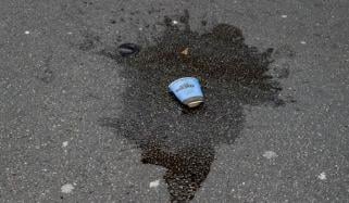 سڑک پر کافی پھینکنا مہنگا پڑ گیا، بھاری جرمانہ عائد