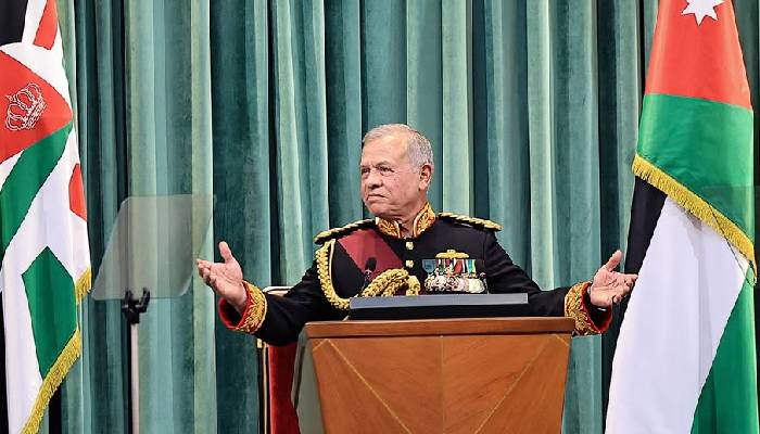 King Abdullah dons throne attire to open second session of 20th Parliament