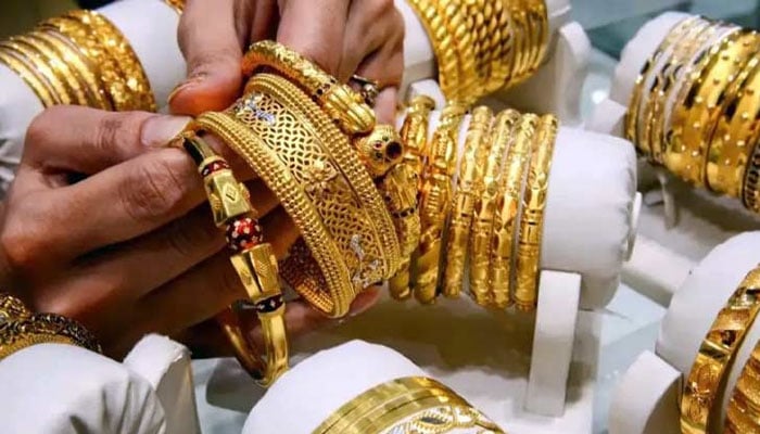 سونے کی قیمت بڑھنے کے بعد پھر گھٹ گئی