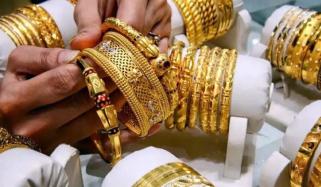  سونے کی قیمت بڑھنے کے بعد پھر گھٹ گئی