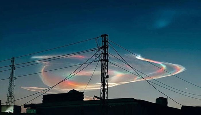 آج صبح کوئٹہ کے آسمان پر نمودار ہونے والے رنگ برنگے ہالے نما بادل کا ایک خوبصورت منظر—تصویر بشکریہ سوشل میڈیا