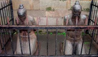 چین میں سب سے زیادہ قابل نفرت مجسمے، تھپڑ اور ٹھوکریں ماری جاتی ہیں