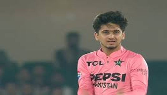 اسٹیڈیم میں اوس زیادہ ہوتی ہے جس کی وجہ سے پہلے فیلڈنگ کی