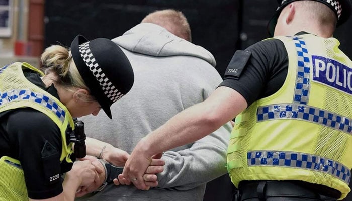 برطانیہ: حکومت تمام پناہ گزینوں کو ہوٹلوں سے نکالنے کیلئے پُرعزم