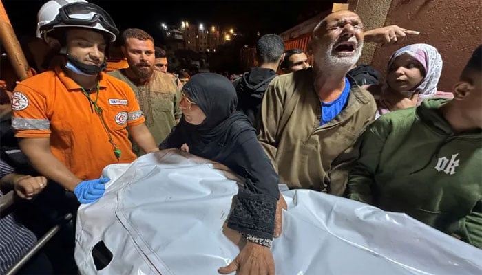 گزشتہ روز اسرائیلی حملوں میں شہید ہونیوالوں کے لواحقین نوحہ کناں ہیں(تصویر سوشل میڈیا)۔