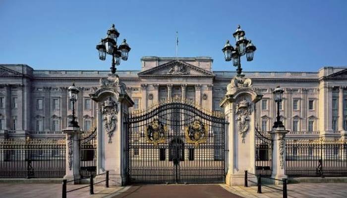 Royal Family Members grand gesture leaves artist overwhelmed