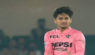  اسٹیڈیم میں اوس زیادہ ہوتی ہے جس کی وجہ سے پہلے فیلڈنگ کی