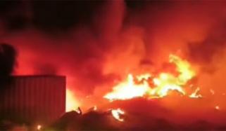 کراچی، نادرن بائی پاس پر پلاسٹک کے گودام میں آگ لگ گئی