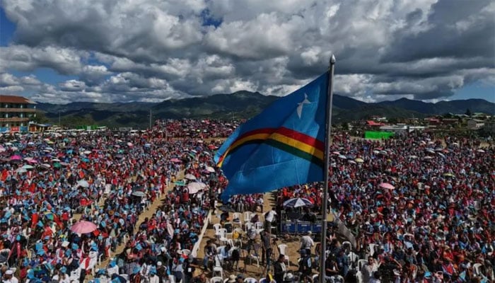 لوگوں کا ایک جم غفیر ناگا رہنما کے استقبال کے ہیے ناگا جھنڈے لہراتے منی پور کے ایک میدان میں جمع ہیں(تصویر بشکریہ بی بی سی)۔