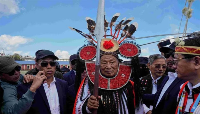 ناگا لینڈ تحریک کے سربراہ 91 سالہ تھونگالینگ میووہ گزشتہ ہفتے منی پور پہنچنے کے بعد اپنے آبائی علاقے میں لوگوں کے درمیان(تصویر بشکریہ بی بی سی)۔