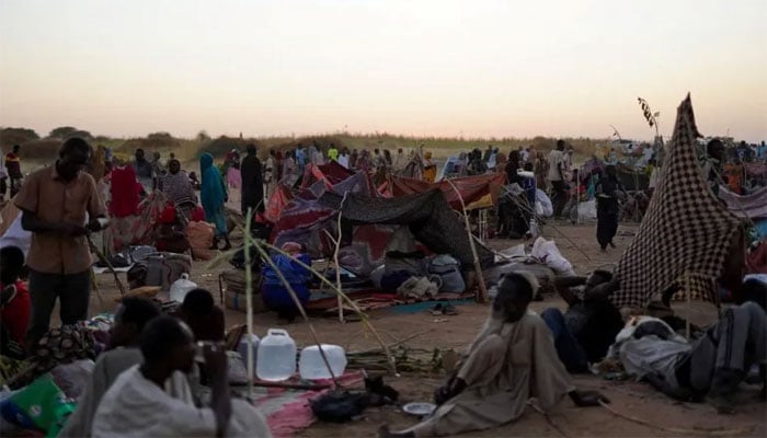 سوڈان کے صوبے دار فور کے شہر الفشر میں ریپڈ سپورٹ فورس کے قتل عام سے جان بچاکر شمالی دارفور کے شہر تویلا پہنچنے والے بے گھر خاندان کیمپ میں موجود ہیں(تصویر بشکریہ: الجزیرہ)۔