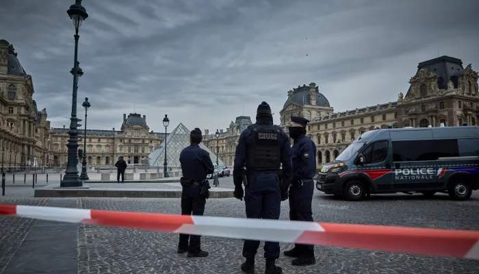 Paris police arrest five more in connection with Louvre jewel theft