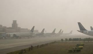 ملک کے مختلف شہروں میں دھند کے باعث حدِ نگاہ کم: متعدد پروازوں کو منسوخی اور تاخیر کا سامنا