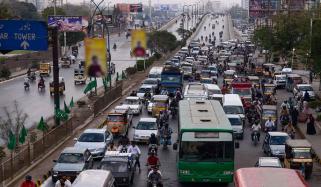 کراچی: مختلف نوعیت کی 184 ہیوی وہیکلز کے بھی ای چالان کیے گئے، پولیس