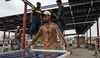 حکومت کا سولر صارفین کیلئے نیٹ میٹرنگ ریٹ میں 10 روپے فی یونٹ کمی پر غور