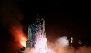 چین کا نیا خلائی مشن شین ژو 21 کامیابی سے روانہ، سب سے کم عمر خلاباز شامل