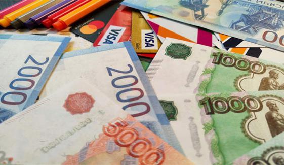 غلطی سے تمام ساتھیوں کی تنخواہ مل گئی، ملازم کا پیسے واپس کرنے سے انکار