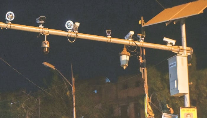 کراچی میں آج 2296 ای چالان، سب سے زیادہ کس خلاف ورزی پر؟