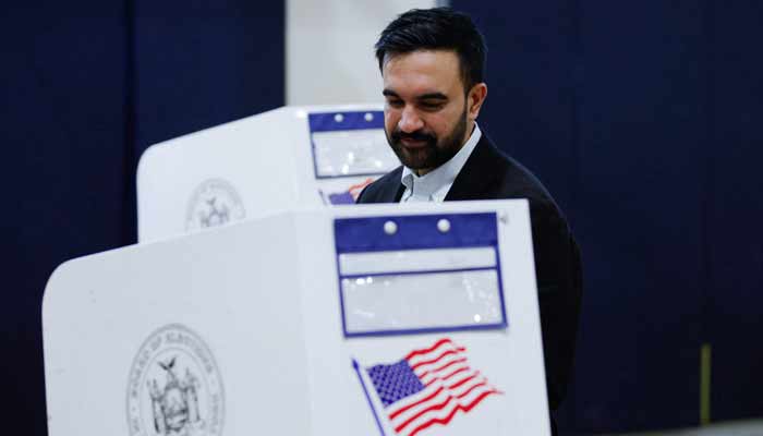 نیو یارک کے میئر کے امیدوار ظہران ممدانی ووٹ کاسٹ کررہے ہیں۔ فوٹو: اے ایف پی