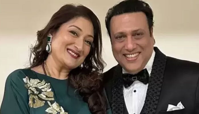 اداکار گووندا اپنی اہلیہ سنیتا آہوجا کے ہمراہ—فائل فوٹو