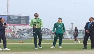 پہلا ون ڈے، پاکستان کا جنوبی افریقہ کے خلاف ٹاس جیت کر فیلڈنگ کا فیصلہ