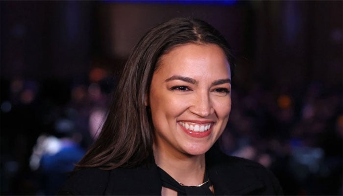 نیو یارک سے امریکی ایوان نمائندگان کی رکن الیگزینڈریا اوکاسیو کورٹیز کا ممدانی کی جیت پر خوشی کا اظہار(تصویر سوشل میڈیا)۔