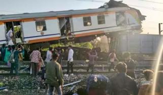 بھارت: مسافر ٹرین اور مال گاڑی میں تصادم کے نتیجے میں 11 افراد ہلاک