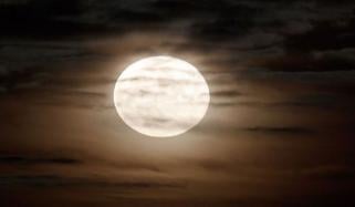 سال کا سب سے روشن اور بڑا سُپر مون آج اپنی پوری آب و تاب کے ساتھ چمکے گا