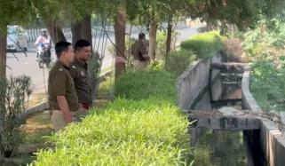 بھارتی شہر نوئیڈا میں خاتون کی سر کٹی برہنہ لاش نالے سے برآمد