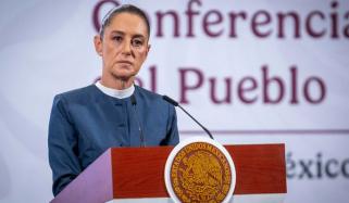 میکسیکو کی خاتون صدر سے نازیبا حرکت کی کوشش، مقامی اخبار نے تصاویر شائع کردیں