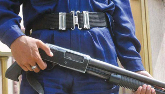 سرگودھا: گرلز اسکول کے گیٹ پر رکنے سے منع کرنے پر 3 نامعلوم افراد کا گارڈ پر تشدد