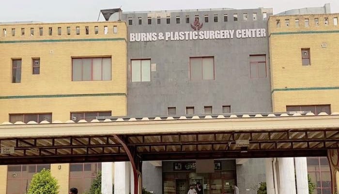 پشاور برن سینٹر، مریض صحت کارڈ پر علاج سے محروم