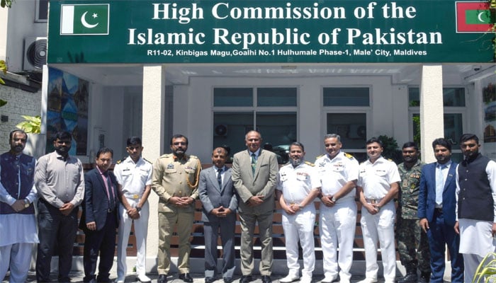 مشن کمانڈر کموڈور ایم ذیشان نبی شیخ کے پاکستان ہائی کمیشن مالے کے دورہ کے موقع پر ہائی کمیشنر وائس ایڈمرل (ر) فیصل رسول لودھی اور دیگر کے ہمراہ گروپ فوٹو۔(تصویر سوشل میڈیا)۔