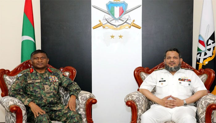 پاک بحریہ کے مشن کمانڈر کموڈور ایم ذیشان نبی شیخ مالدیپ کے چیف آف ڈیفینس فورسز میجر جنرل ابراہیم حلمی کے ساتھ ایم این ڈی ایس ہیڈ کوارٹر مالے میں ملاقات کے موقع پر۔( تصویر سوشل میڈیا)۔